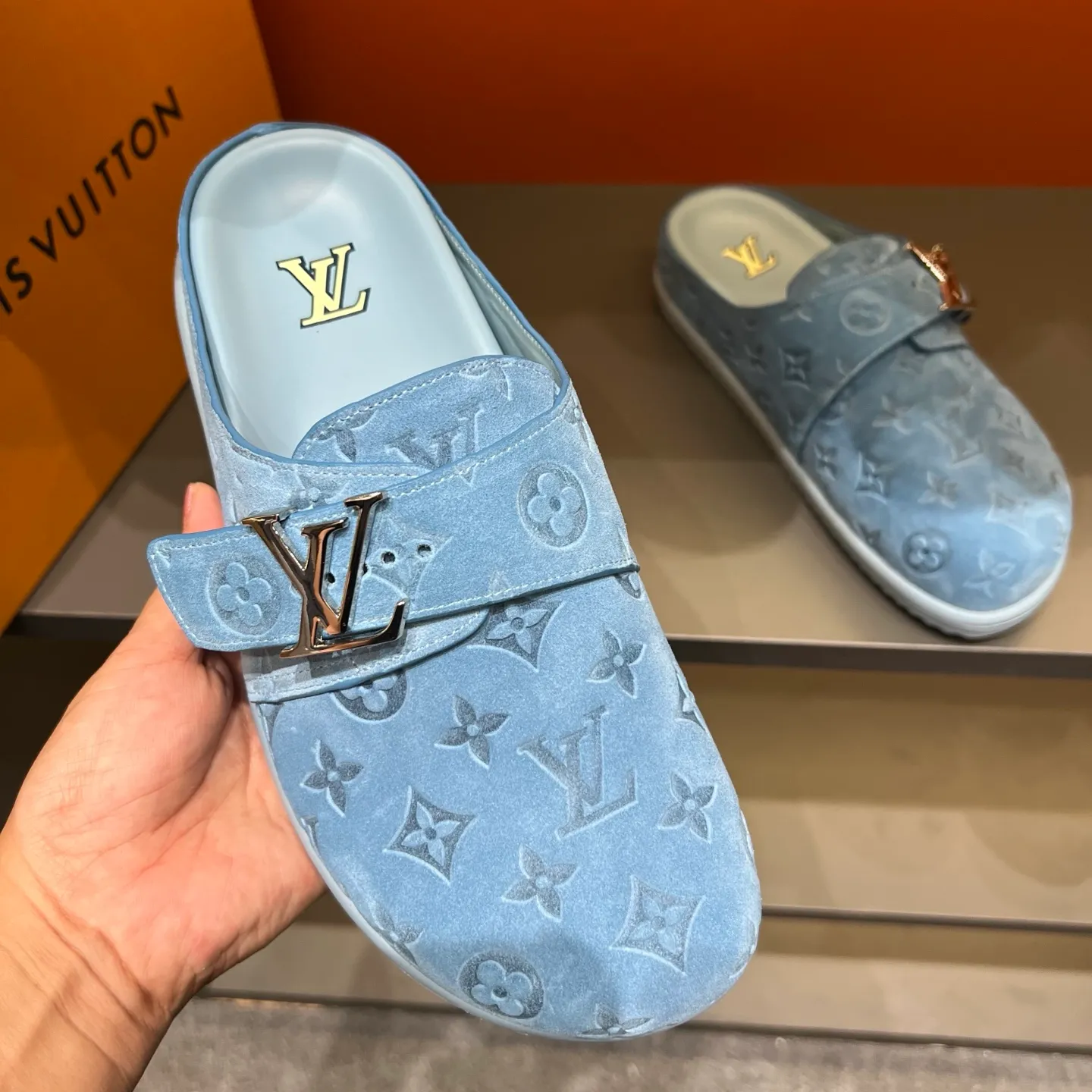 P360 38-45 LV Easy 2025 new men's casual sandals, made of suede cow leather, with Monogram pattern to highlight the trendy style. Adjustable straps illuminated with LV letters, while a resilient insole and micro outsole provide lightweight comfort. Made of suede cow leather with embossed Monogram pattern and brand element metal hardware✅Adjustable straps➕Tough insole‼ ️Micro outsole. Comfortable and easy to wear‼ ️ P: 360, size: 38-45